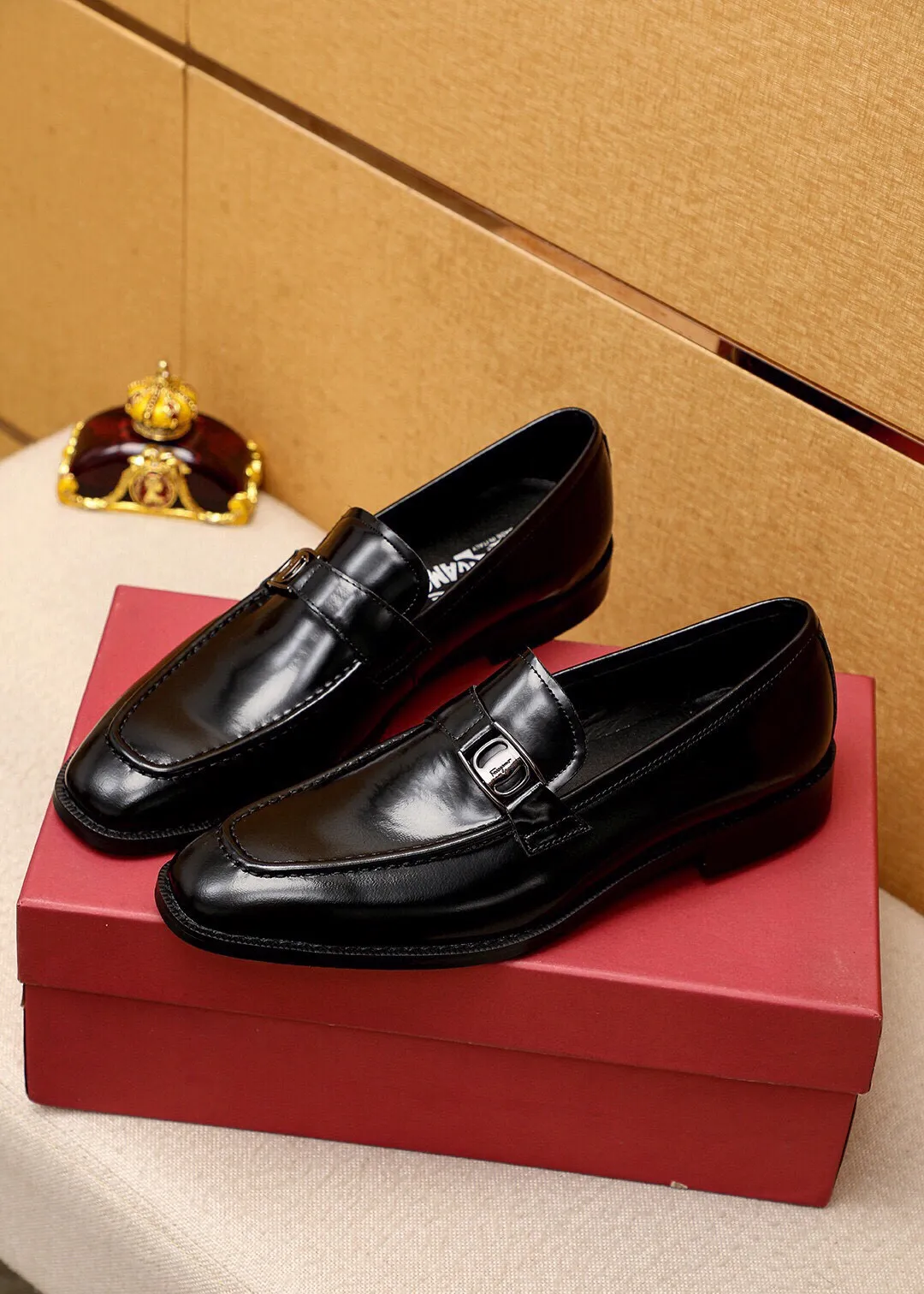 Men's shoes 💰400 💐 Product trademark: Ferragamo "Ferragamo" casual leather shoes Regular size: 39-44 (38.45.46🉑️Customized) Product materials: Selected imported open-edge beaded calfskin upper + classic hardware buckle, imported pig leather lining. Strong three-dimensional visual effect, non-slip and wear-resistant combination outsole Color: 1⃣️color optional
